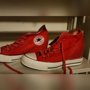 Converse red canvas Hi tops sneakers size 7 NWT